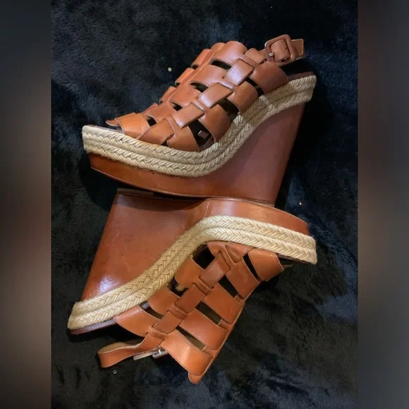 EUC!!!Christian Louboutin 💖wedges